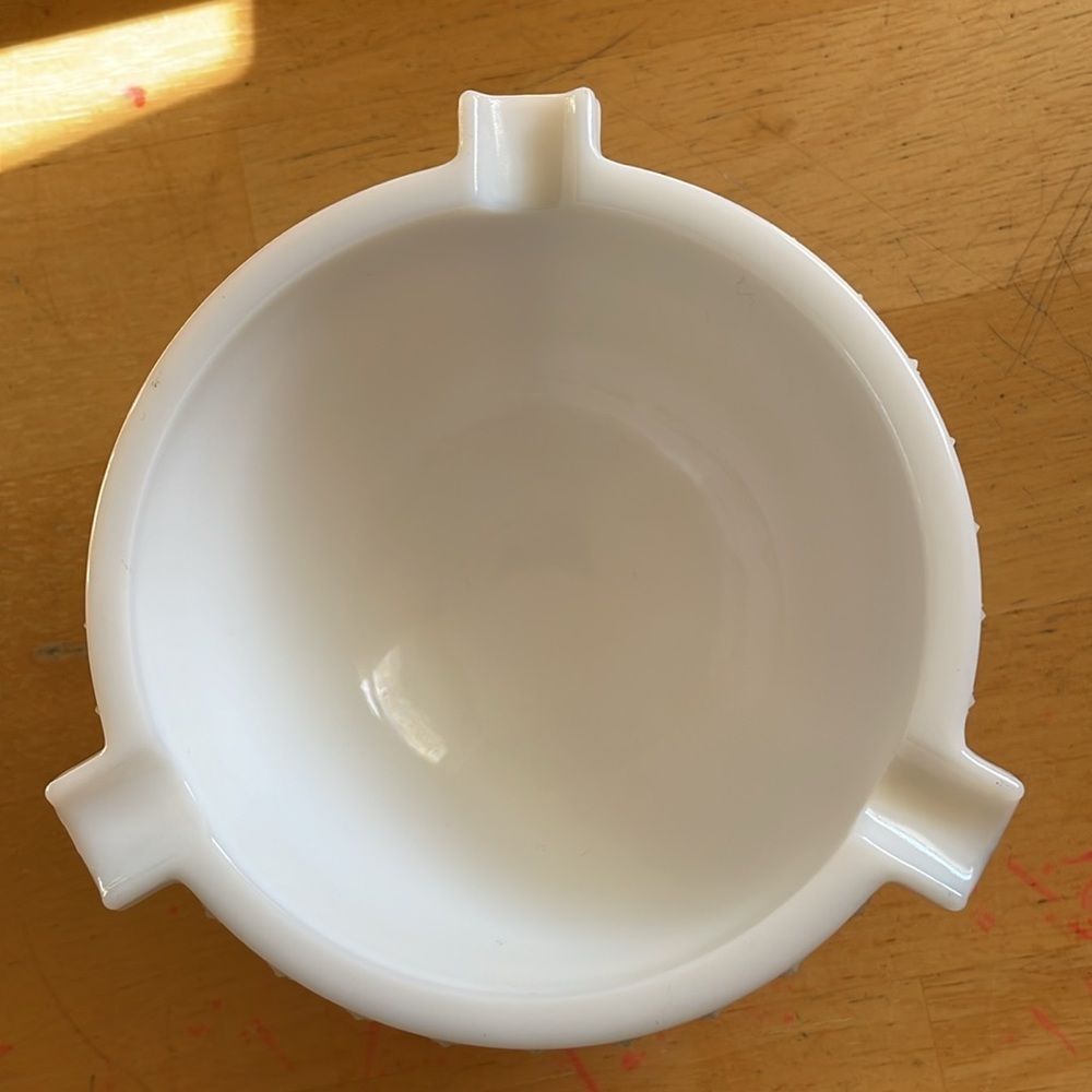 🌎Milk Glass Ash Tray Large Round Tri Footed  🌎(1G) - Picture 4 of 7